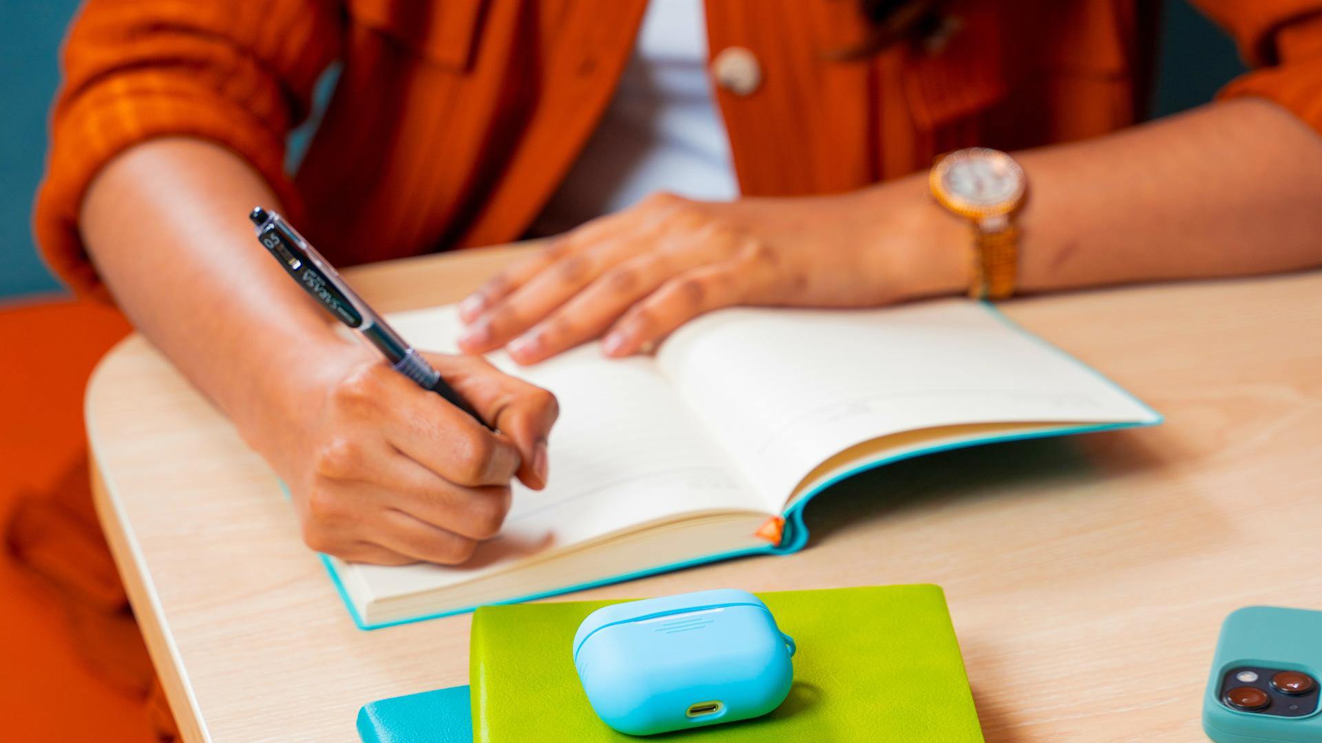 Femme qui écrit sur un carnet